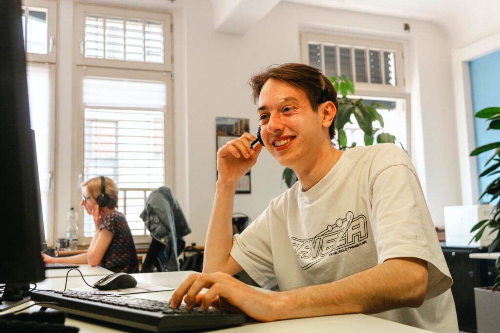 4Motions Mitarbeiter mit Headset