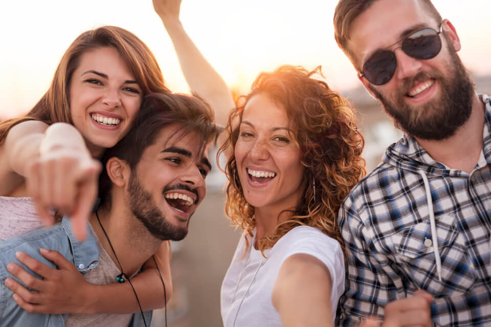 Glückliche junge Menschen